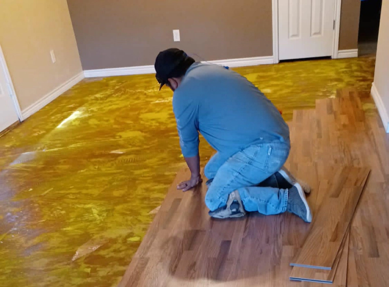 contractor installing vinyl flooring houston tx